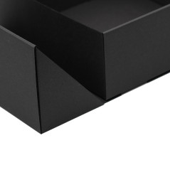 Firkantet sort dobbeltdørskasse med guldbånd, 220x220x90 mm