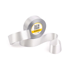 Elegant sølvfarvet satinbånd, 38 mm bredt