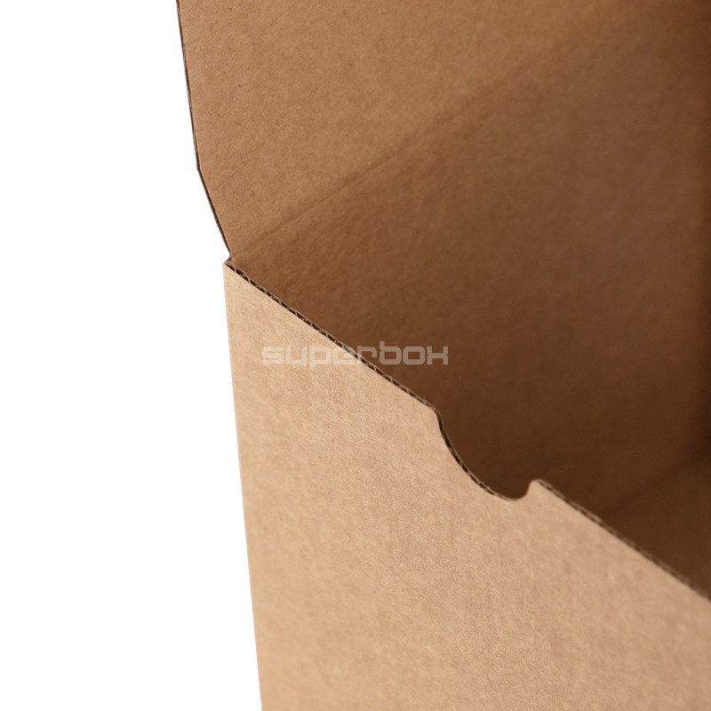 Brun kubeformet gaveæske med gennemsigtigt vindue til emballering af et lys