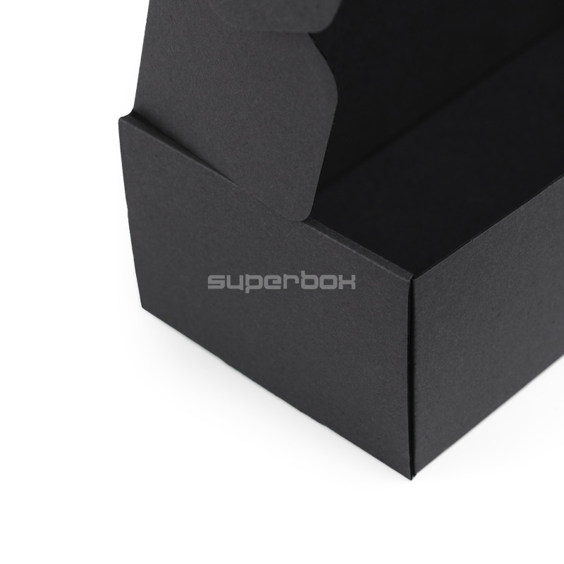 Lang sort æske af bølgepap