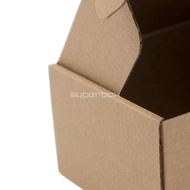 Lille brun postæske i pizzaboks-stil
