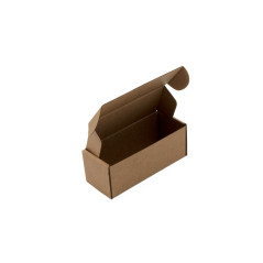 Brun rektangulær gaveæske med en længde på 14 cm