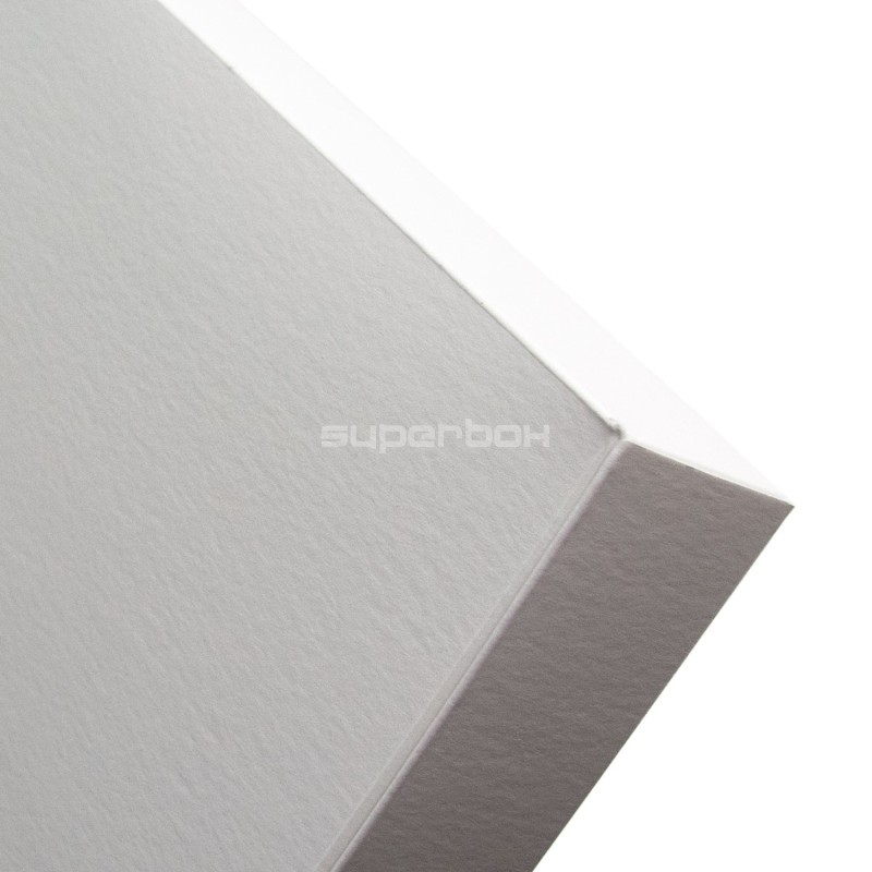 Hvid firkantet kasse med forsænket paplåg