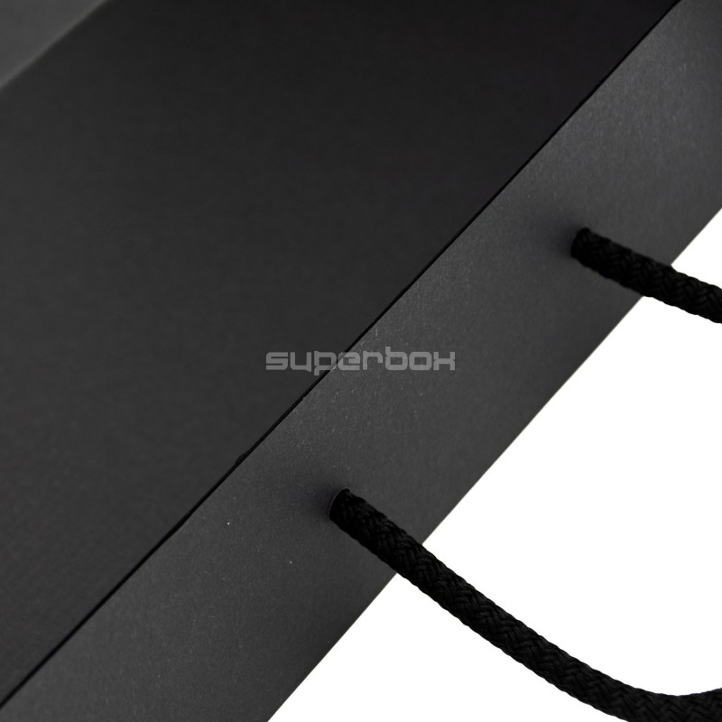 Sort stor gaveæske af kuffert-typen med vindue og håndtag