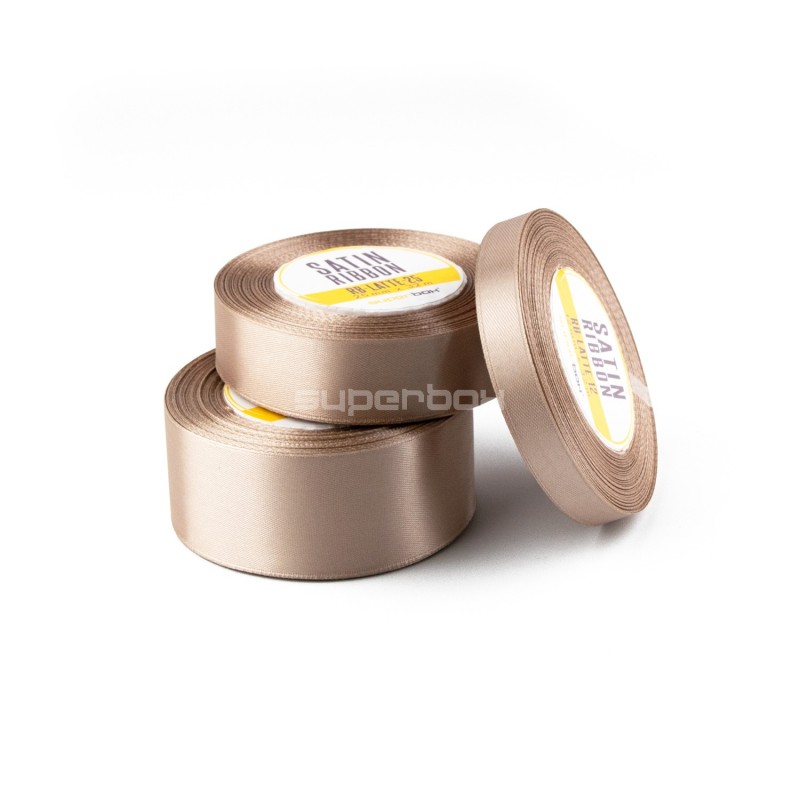 Elegant lattefarvet satinbånd, 25 mm bredt