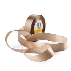Elegant lattefarvet satinbånd, 25 mm bredt