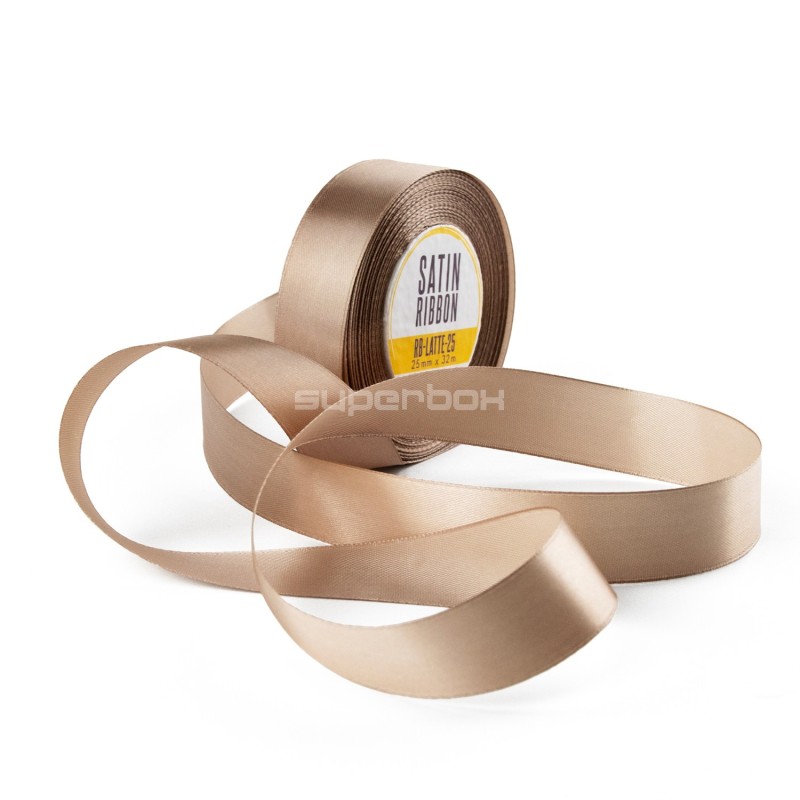 Elegant lattefarvet satinbånd, 25 mm bredt