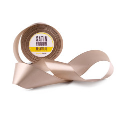 Bredt lattefarvet satinbånd, 38 mm bredt