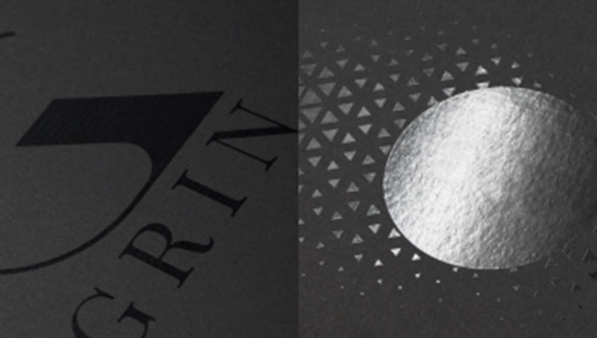 Sort tryk og UV-lak på sorte kasser. Prøvetryk