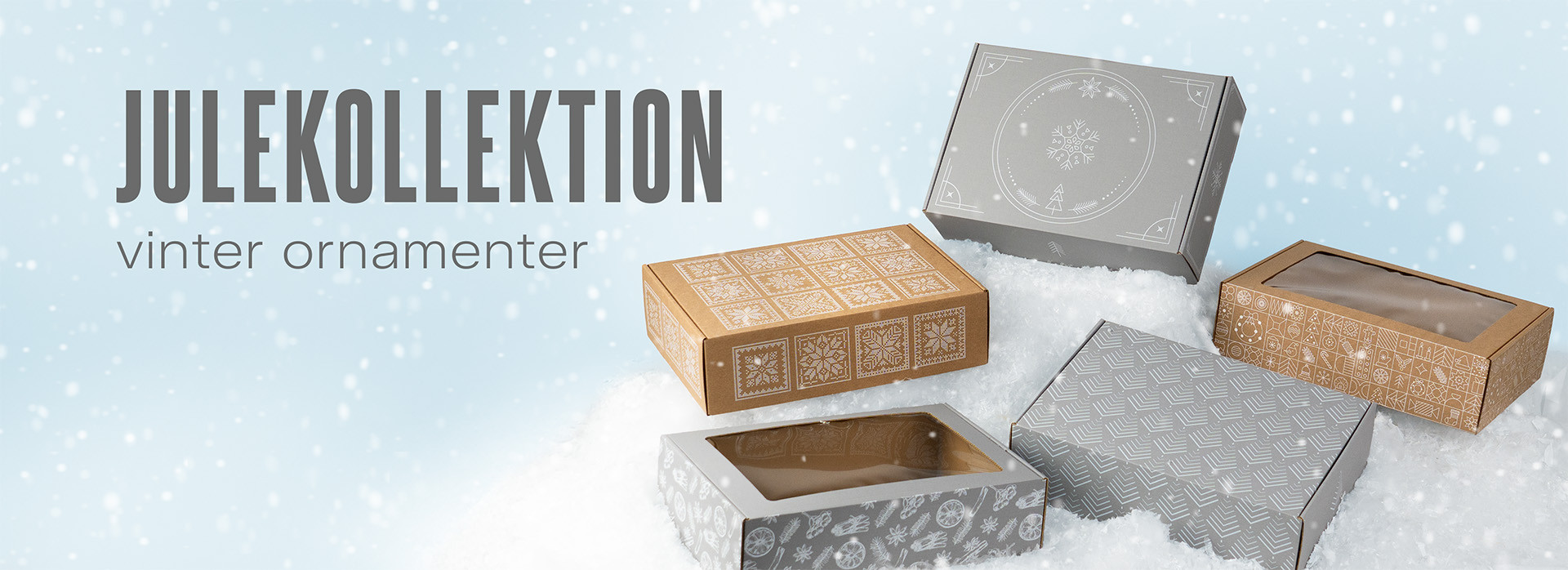 Fem gaveæsker på sne foran en lyseblå baggrund. Til venstre står der: „Julekollektion, vinterornamenter“